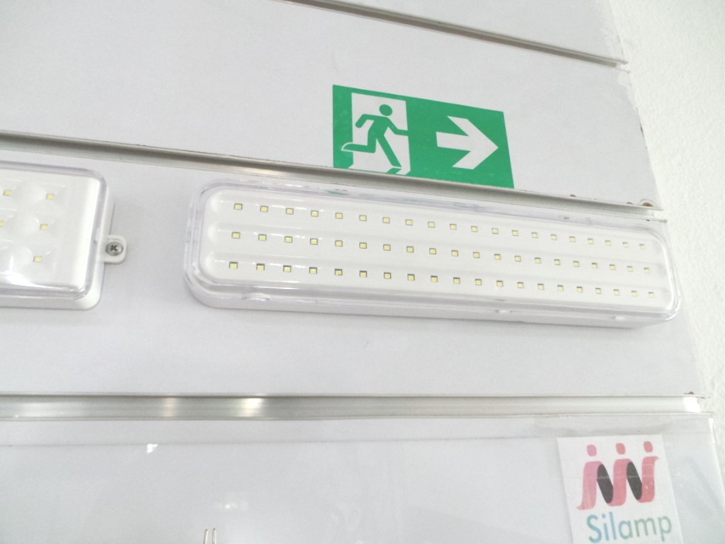 Plafoniere Led Con Emergenza : Lampada di emergenza beghelli a led w se autonomia ore