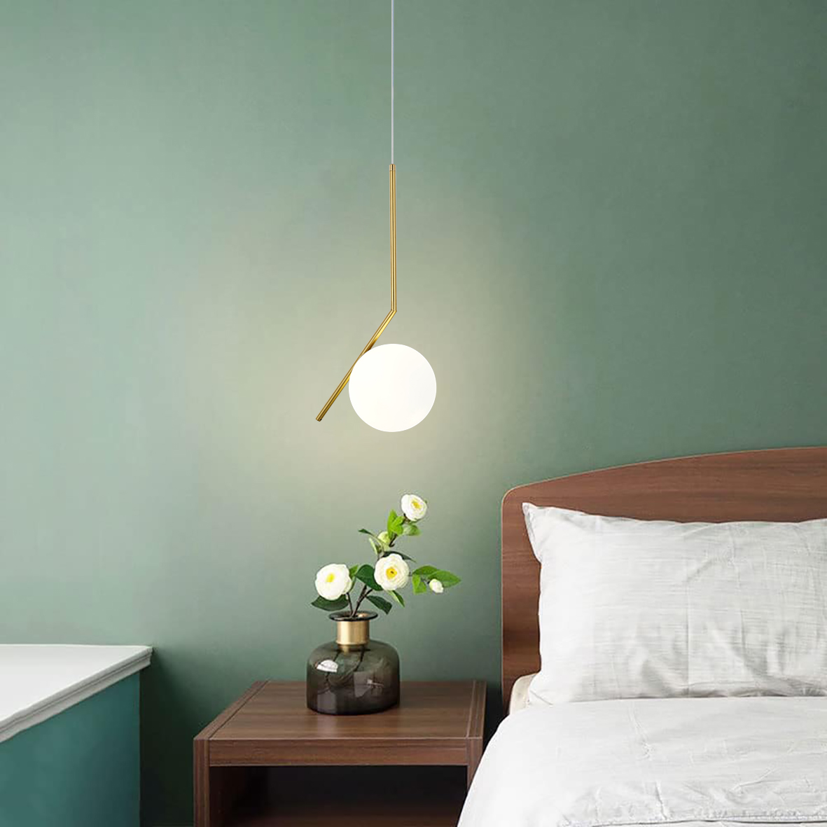 Lampada a sospensione metallo dorato con sfera in vetro bianco satinato V711